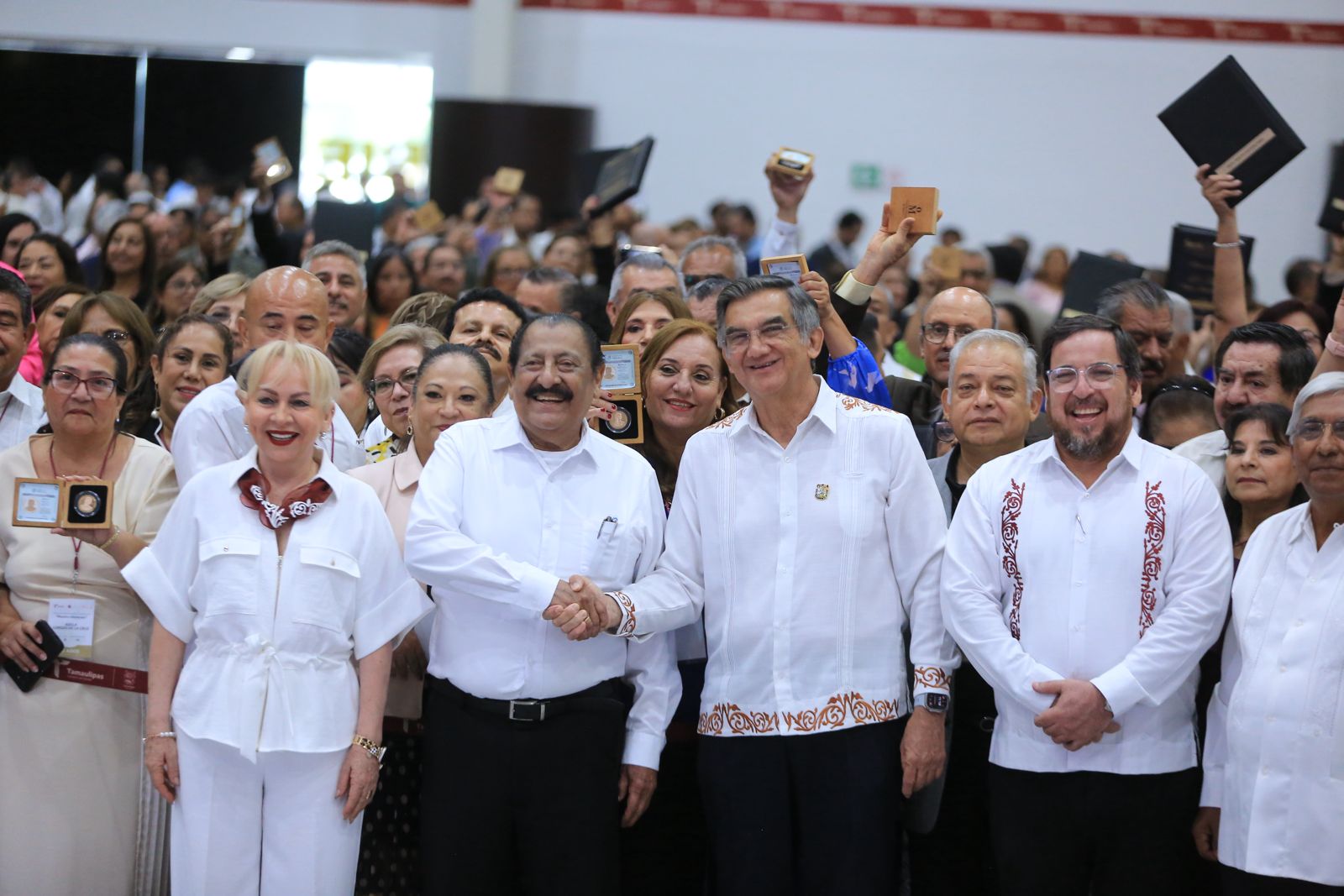 *Refrenda Américo alianza con maestros; entrega 284 condecoraciones*