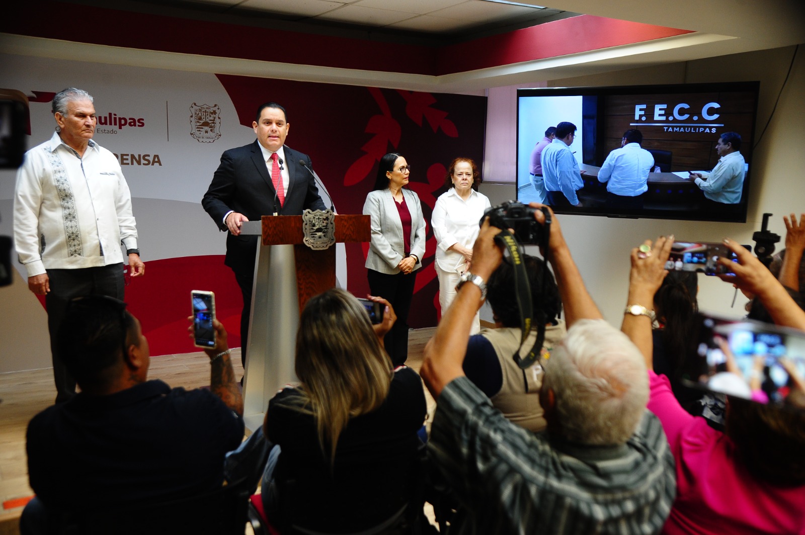 *Benefició Cabeza de Vaca con contratos a los Carmona, denuncia Salud*