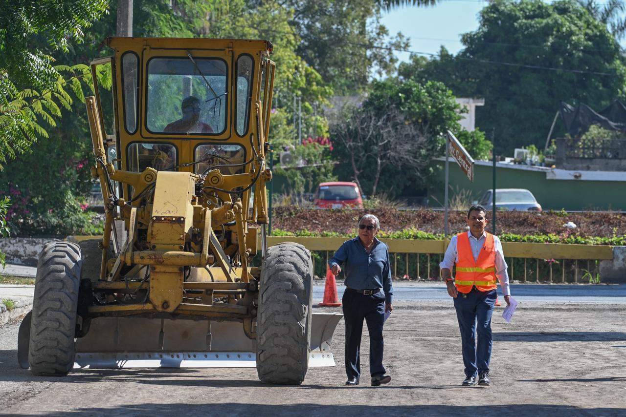 Supervisa alcalde avance de obras de pavimentación asfáltica y concreto en colonias