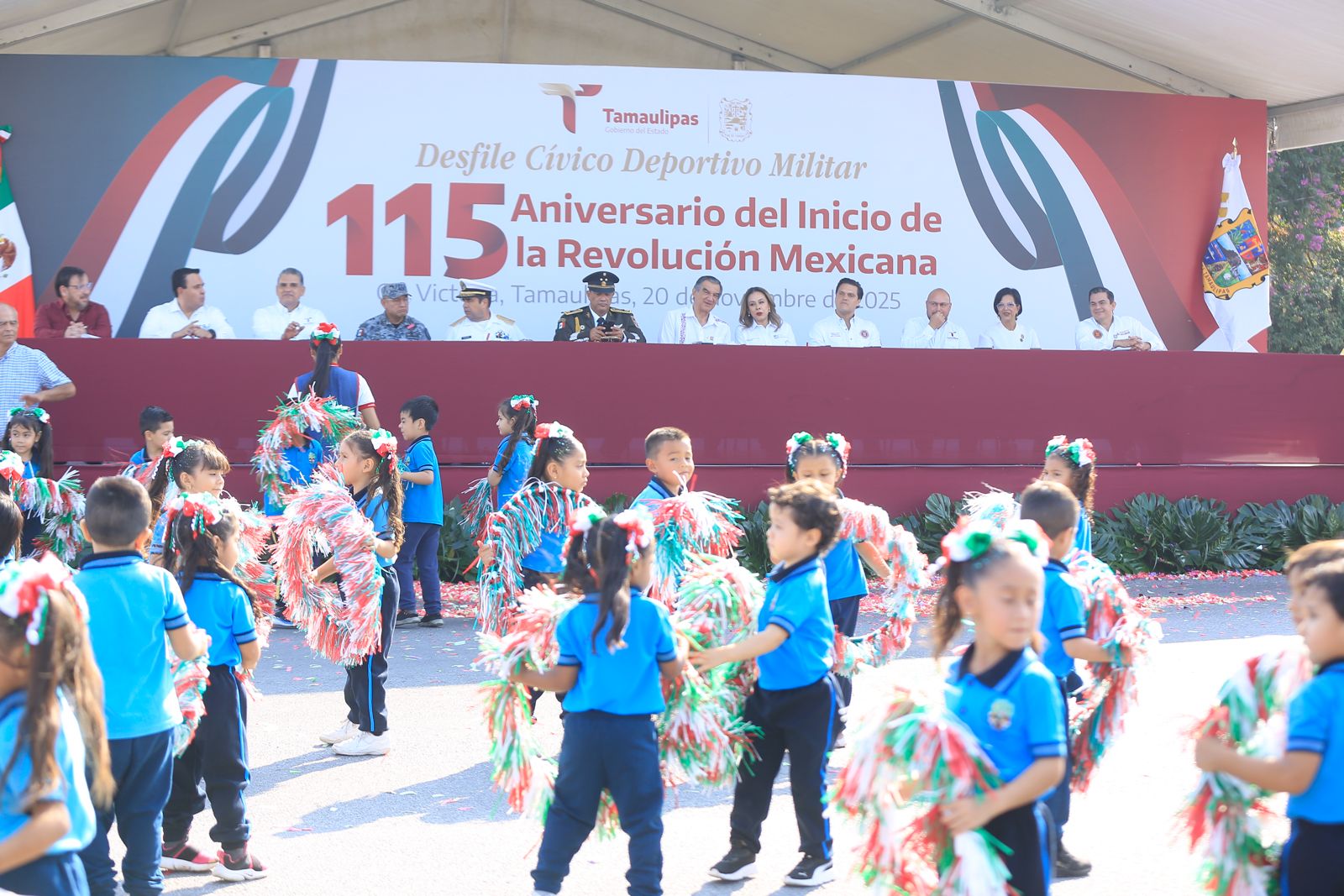 Desfilan miles de jóvenes en el 115 aniversario de la Revolución Mexicana*