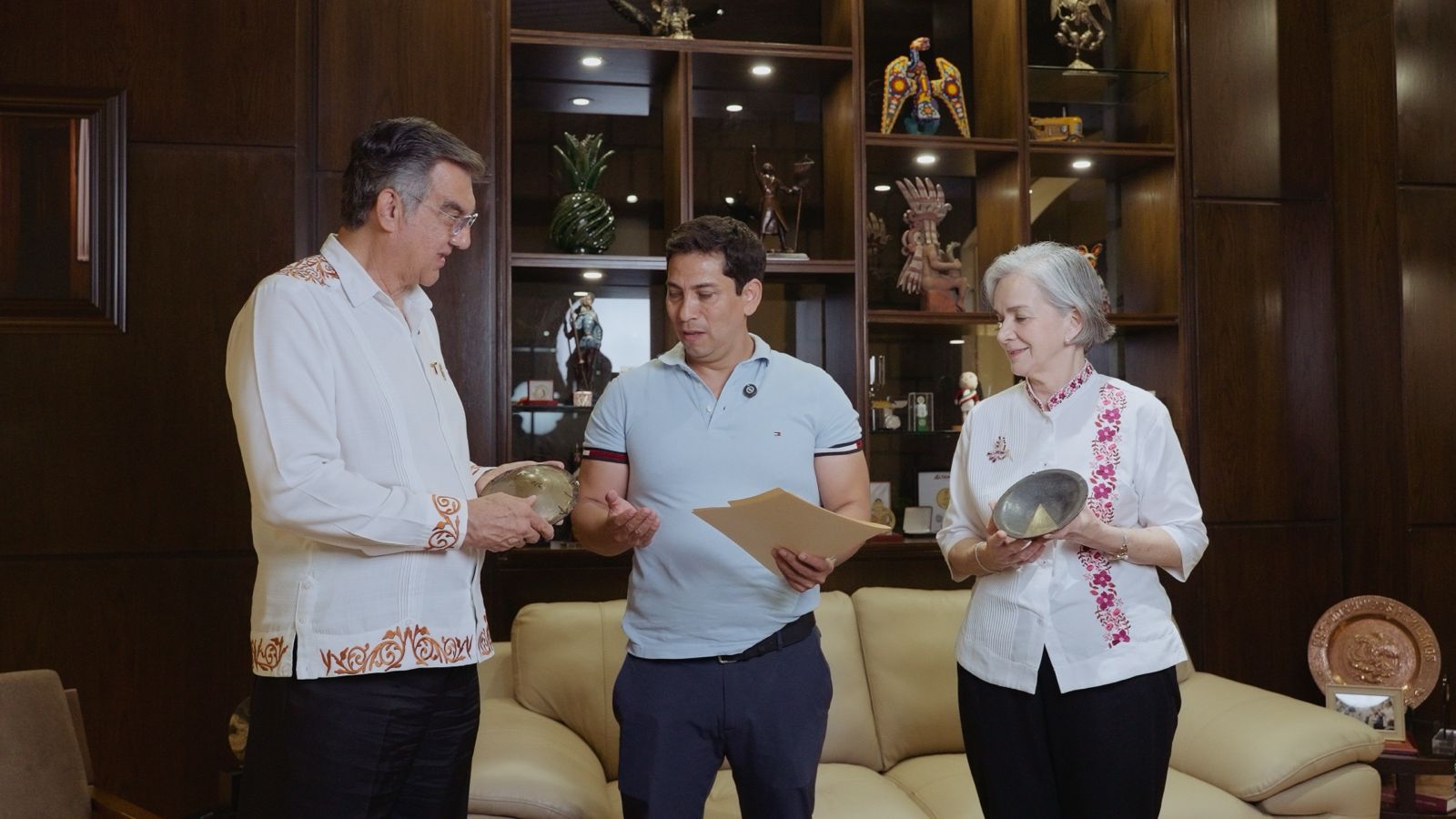 *Reciben Américo y María piezas bendecidas por el Vaticano para la Virgen monumental de El Chorrito*